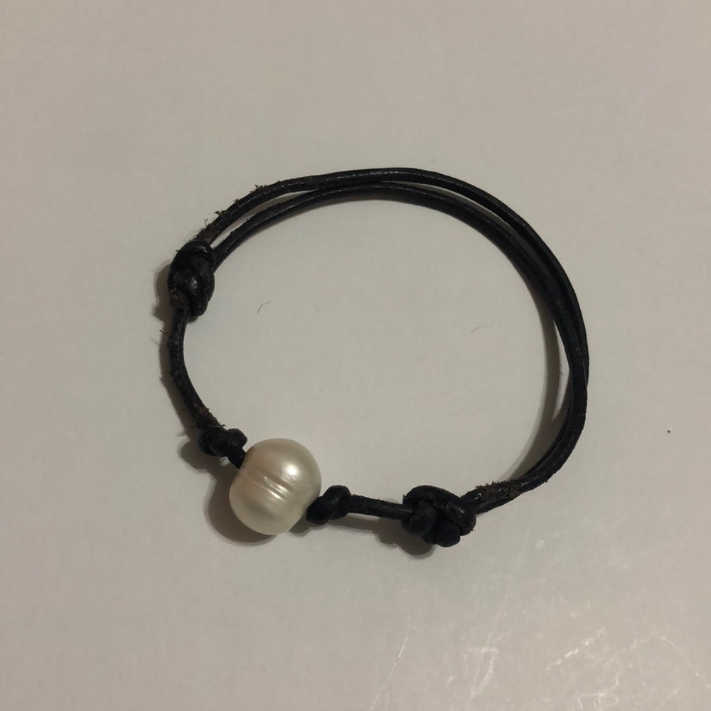 Adjustable pearl bracelet